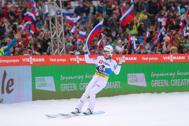 Slovenski navijači in slovenski smučarsko-skakalni tabor z velikimi pričakovanji čakajo na prvo od treh tekem 44. finala svetovnega pokala. FOTO: Voranc Vogel/Delo