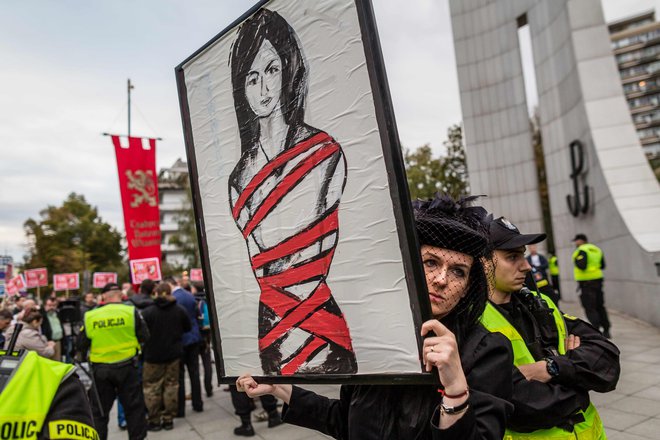 Protesti pred poljskim parlamentom v Varšavi leta 2016. FOTO: Wojtek Radwanski/Afp