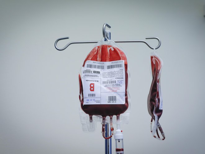 Kri rešuje življenje. Samo UKC je od januarja do oktobra 2022 za nakup krvi in krvnih preparatov porabil več kot šest milijonov evrov. FOTO: Jože Suhadolnik
