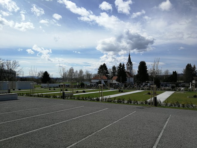 Viško pokopališče je spomeniško zaščiteno, cerkev še kot stavbna dediščina, kot naravna in kulturna dediščina pa Pot spominov in tovarištva. FOTO: arhiv biroja Šabec Kalan Šabec