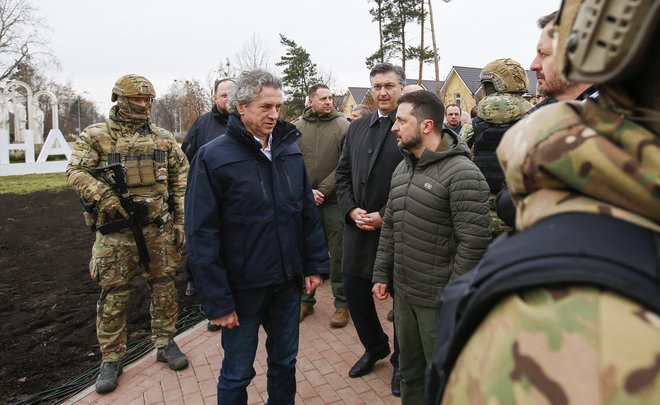 Robert Golob in Volodimir Zelenski na slovesnosti v spomin civilnim žrtvam vojne v Buči. Foto: Matej Družnik/Delo