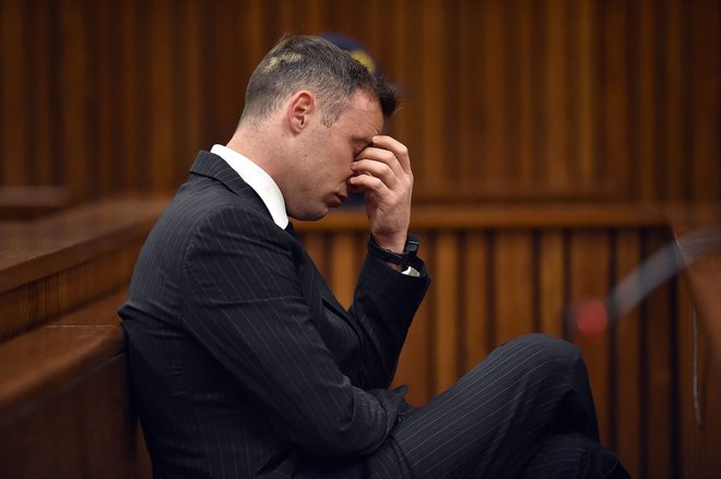 Oscar Pistorius bo še najmanj leto dni v zaporu. FOTO: Phill Magakoe/AFP