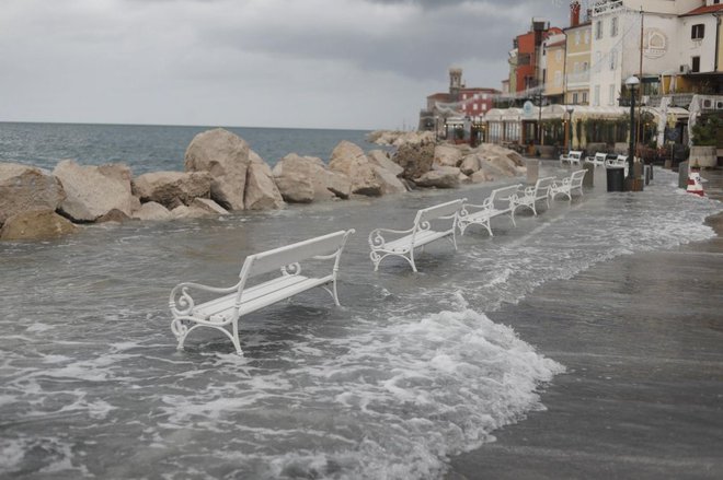Za Slovenijo so projekcije, da če se bo morska gladina do konca stoletja dvignila za 50 centimetrov, to pomeni nekaj desetkrat bolj pogoste poplave, če se bo dvignila za meter, pa to pomeni vsakodnevne poplave tudi ob lepem vremenu. FOTO: Leon Vidic/Delo

 