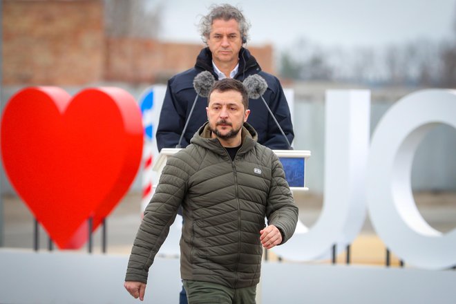 Slovenski premier Robert Golob in ukrajinski predsednik Volodimir Zelenski na slovesnosti v spomin civilnim žrtvam vojne v Ukrajini Foto: Matej Družnik