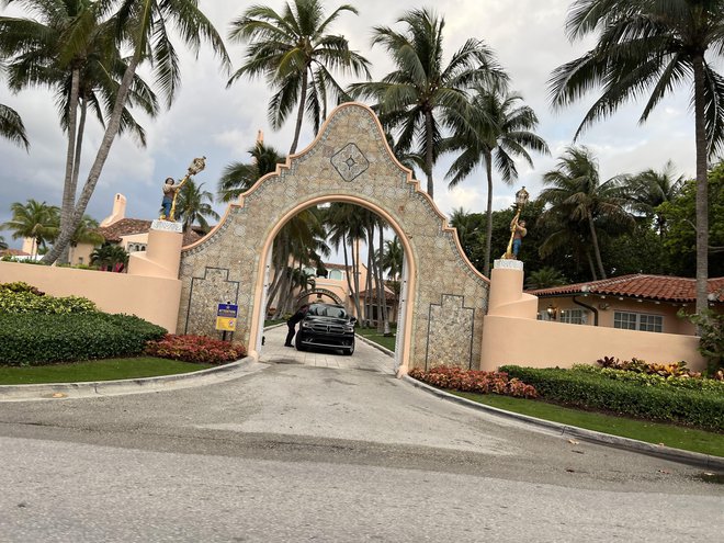 Vhod v Trumpov Mar-a-Lago na dan newyorške obtožbe. Foto Barbara Kramžar