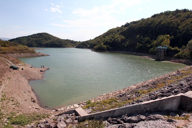 Kmetje ne vedo, ali lahko računajo na vodo iz zadrževalnika Vogršček, saj sistem pušča. FOTO: Dejan Javornik/Delo