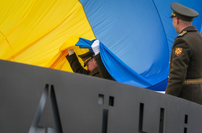 Golobov obisk potrjuje, da je imel Janša prav, ko je šel med prvimi državniki osebno podpret ukrajinskega predsednika Volodimirja Zelenskega in Ukrajince. Foto Matej Družnik