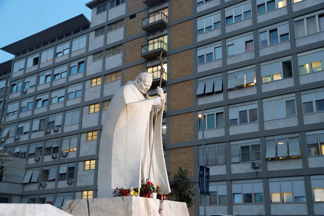 V bolnišnico Gemelli so papeža sprejeli v sredo. FOTO: Remo Casilli/Reuters