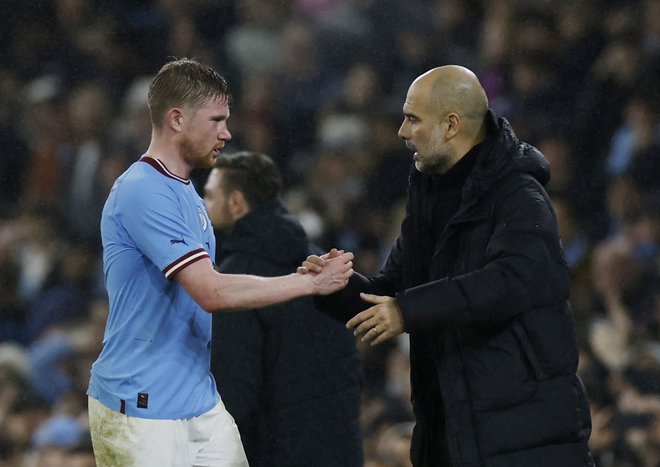 Vezist Manchester Cityja Kevin De Bruyne in trener kluba Pep Guardiola FOTO: Jason Cairnduff/Reuters