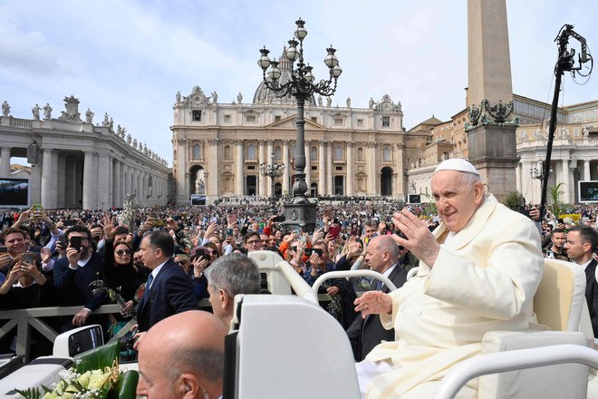 Na Trgu svetega Petra se je na cvetno nedeljo zbralo toliko ljudi predvsem zato, ker se je papež Frančišek vrnil iz bolnišnice Gemelli in napovedal, da bo predsedoval vsem velikonočnim slovesnostim, na katerih bodo maševali kardinali. FOTO: AFP
