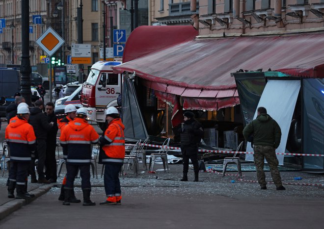 Po navedbah virov na ruskem notranjem ministrstvu je eksplodirala bomba, skrita v kipu, ki ga je Tatarski dobil za darilo. FOTO: Anton Vaganov/Reuters