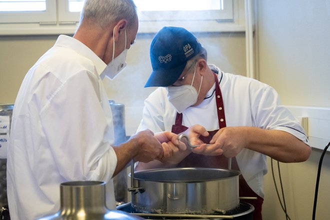 Pri varjenju piva sodelujejo stanovalci in zaposleni doma. FOTO: Sarah Bruckner