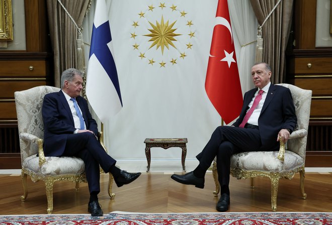 Turški predsednik Recep Tayyip Erdoğan je na koncu privolil v članstvo Finske v Natu, a Švedska bo morala na njegovo zadnjo odločitev še počakati. FOTO: Murat Cetinmuhurdar/Reuters