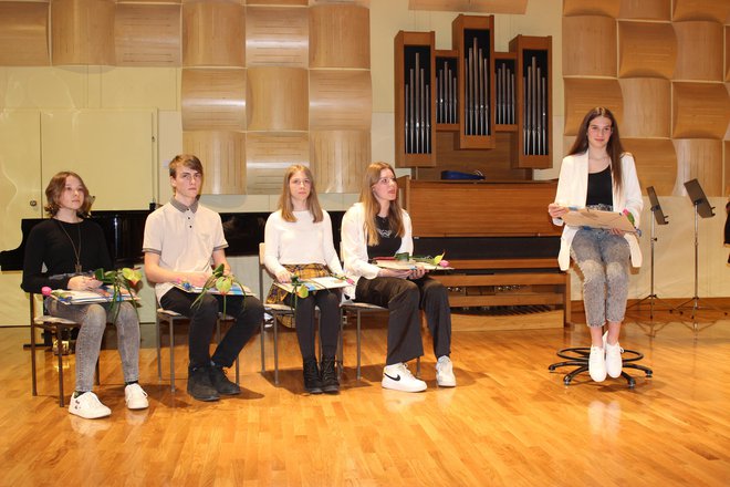 Karioka Magdalena Dziedzic, Jurij Gliha, Veronika Kotnik, Tinkara Nagode in Zaja Postružnik bodo 6. aprila svoje zgodbe in pesmi predstavili tudi v Centru za poezijo Tomaža Šalamuna v Ljubljani. FOTO: Dejan Petrovič