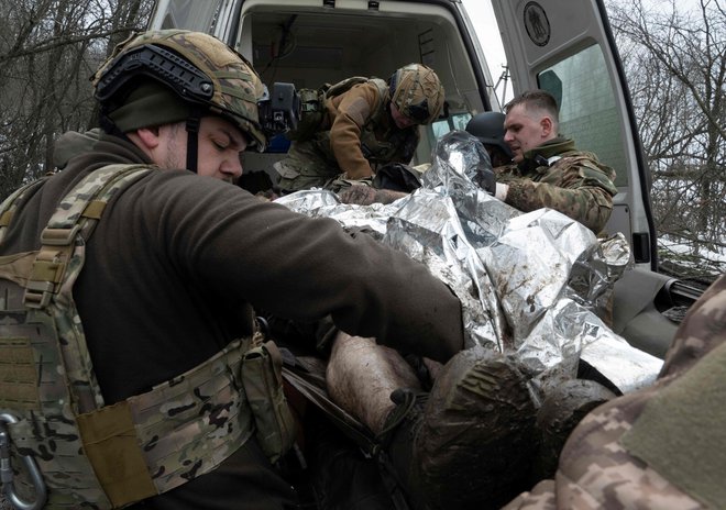 Evakuacija ranjenega ukrajinskega vojaka v bližini Bahmuta. FOTO: Genya Savilov/AFP