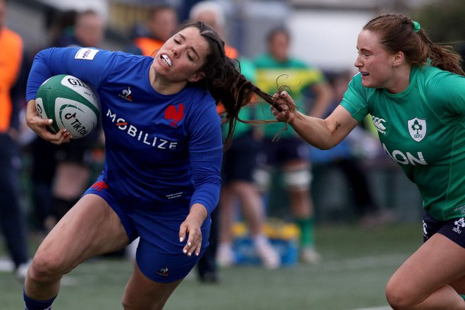 Francosko krilno igralko Cyrielle Banet vleče za lase irska branilka Meabh Deely med mednarodno ragbi  žensko tekmo šestih narodov med Irsko in Francijo v Corku na Irskem. Foto: Paul Faith/Afp