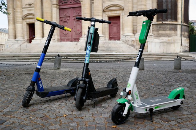 Podjetja s sedeži v Kaliforniji, Nemčiji in na Nizozemskem od 31. avgusta ne bodo več oddajala električnih skirojev v Parizu. FOTO: Thomas Samson/AFP