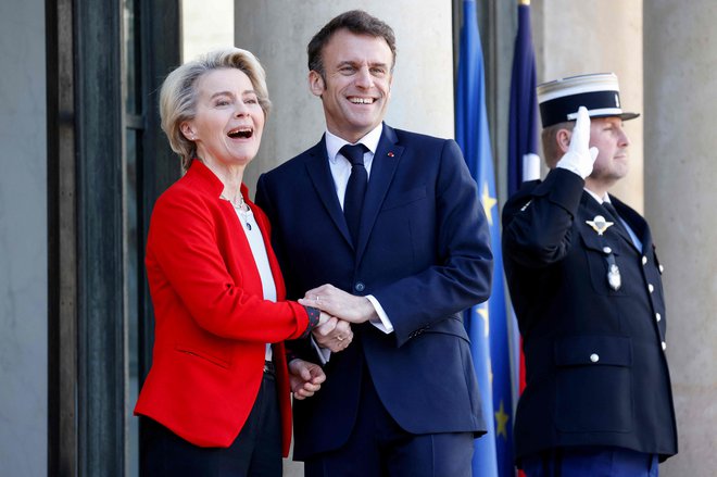 Predsednica evropske komisije Ursula von der Leyen in francoski predsednik Emmanuel Macron na Kitajsko odhajata s sporočilom, naj nikar ne začne pošiljati orožja Rusiji. FOTO: Ludovic Marin/AFP