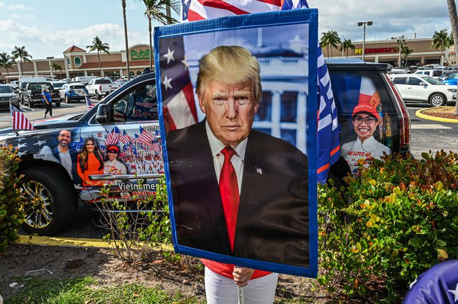 Številni podporniki so pospremili Trumpovo pot v New York, kjer naj bi se danes predal sodišču.

Foto Giorgio Viera/AFP