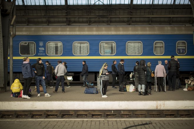 Glavna železniška postaja v Lvivu lani aprila. FOTO: Jure Eržen/delo