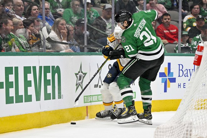 V dvorani American Airlines Center v Dallasu je blestel Jason Robertson (21), ki je tekmo končal s štirimi točkami, s čimer je presegel mejnik stotih točk v sezoni. FOTO: Jerome Miron/USA Today Sports/Reuters