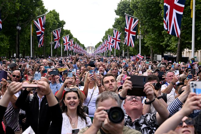 London se je junija lani veselil ob 70. obletnici vladanja kraljice Elizabete II. ter se ji poklanjal tri mesece zatem ob njeni smrti. FOTO: Dylan Martinez/Reuters