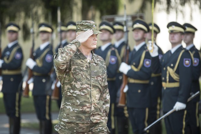 Generalmajor Robert Glavaš, načelnik generalštaba Slovenske vojske, se zaveda, da zgolj z denarjem, ki ga ima zdaj dovolj, ne more odpraviti kadrovske stiske v vojski. FOTO: Jure Eržen/Delo