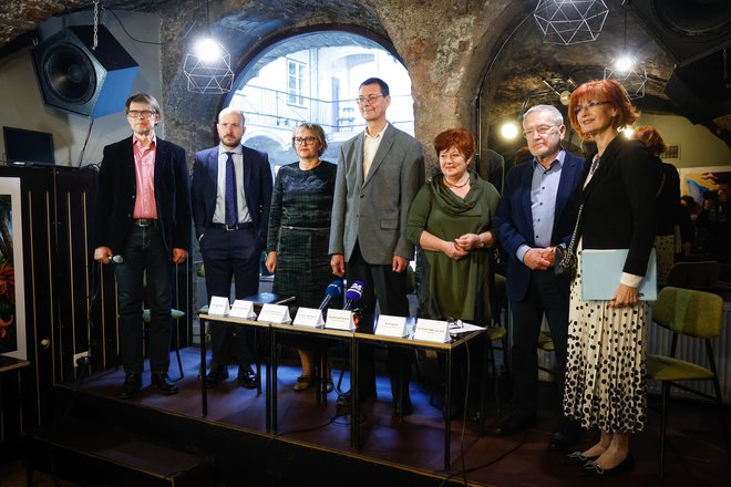 Novinarska konferenca društva Srebrna nit, na kateri so predstavili predlog zakona o pomoči pri prostovoljnem končanju življenja. FOTO: Matej Družnik/Delo