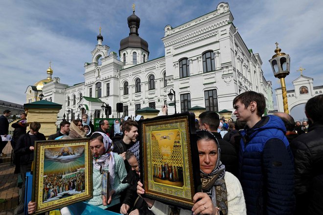 Že nekaj dni se pred kijevskim samostanom Kijevsko-Pečerska lavra zbirajo množice vernikov. FOTO: Sergej Čuzavkov/AFP