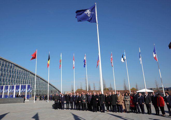 Pred sedežem Nata v Bruslju so včeraj slovesno dvignili zastavo nove članice. FOTO: Reuters