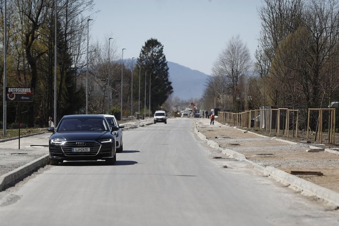 Avtobusna postajališča na cesti v Črni vasi bodo na vozišču – tudi zato, da bo to umirjalo promet na ravni cesti. FOTO: Leon Vidic/Delo