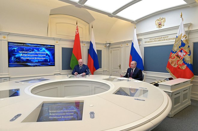 Ruski predsednik Vladimir Putin in predsednik Belorusije Aleksander Lukašenko sta že lani skupaj nadzirala vaje za izstrelitev balističnih raket. FOTO: Reuters