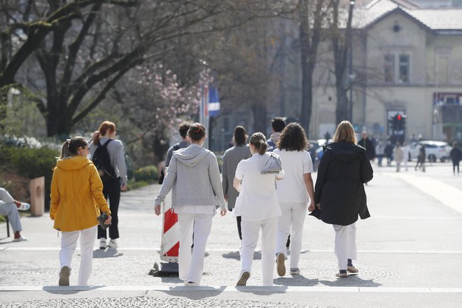 Zdravniki bi licence, ministrstvo jim še očita prepogosto sedenje na več stolih. FOTO: Leon Vidic/Delo