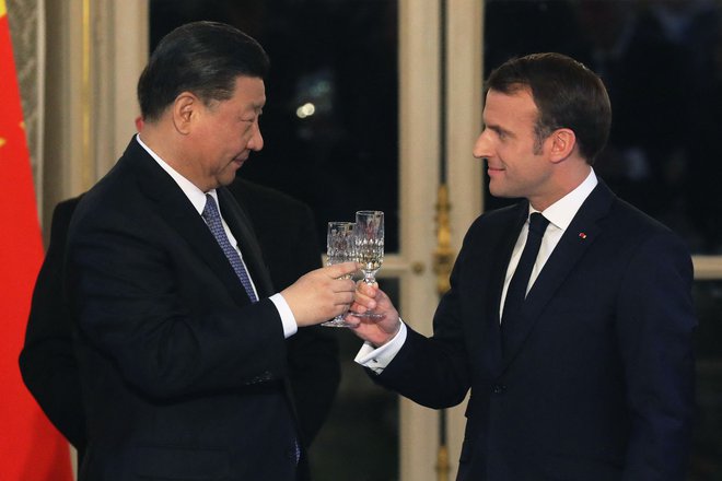 Macron na obisk k Xiju potuje z močno gospodarsko delegacijo z očitnim namenom poglabljanja trgovinskih odnosov. FOTO: Ludovic Marin/AFP