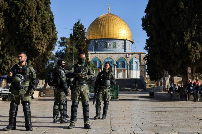 Mošeja Al Aksa leži v vzhodnem Jeruzalemu in je tretji najsvetejši kraj za muslimane, za Jude, ki območju pravijo Tempeljski grič, pa je to najsvetejši kraj. FOTO: Ahmad Gharabli/AFP