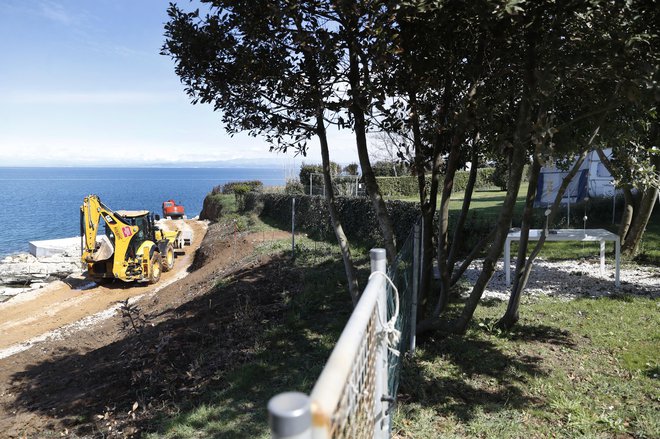 Med tem, ko pod njimi že gradijo sprehajališče in restavracijo, slovenskim lastnikom zemljišč tik ob obali spreminjajo namembnost. FOTO: Leon Vidic/Delo