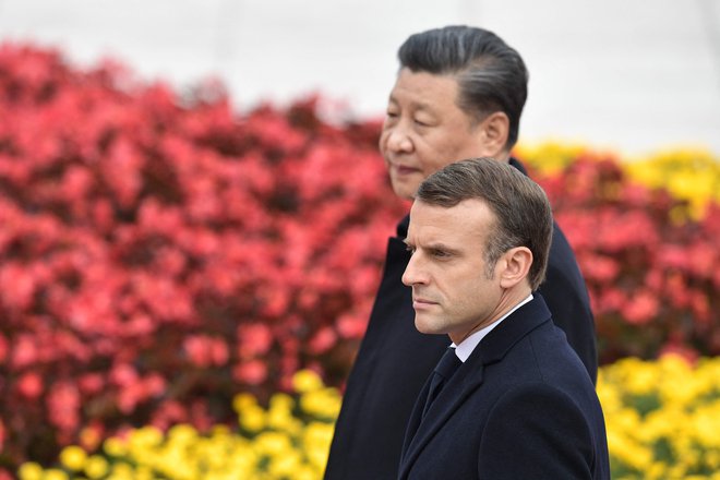 Francoski predsednik Emmanuel Macron je ob začetku tridnevnega obiska v Pekingu dejal, da mora Kitajska odigrati pomembno vlogo pri iskanju poti do miru v Ukrajini. FOTO: Nicolas Asfouri/AFP