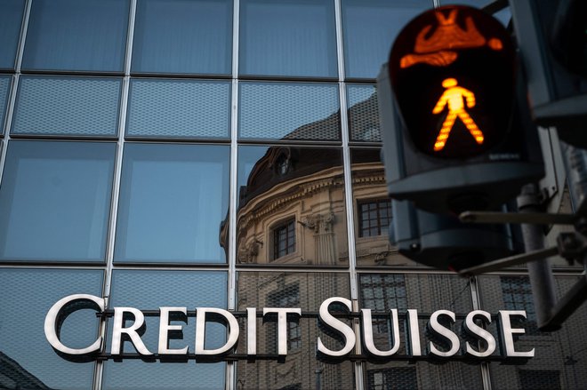 Propadlo banko Credit Suisse je pomagala reševeti tudi švicarska vlada, ki je zdaj zgrožena zaradi načrtovanih nagrad vodilnim v banki. FOTO: Fabrice Coffrini /AFP