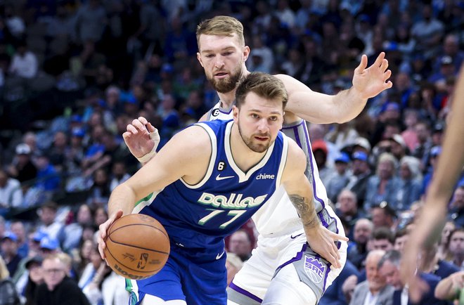 Luka Dončić in Domantas Sabonis sta bila dvoboje, krajšo je potegnil, kot je že v navadi Litovec. FOTO: Kevin Jairaj/Usa Today Sports/Reuters