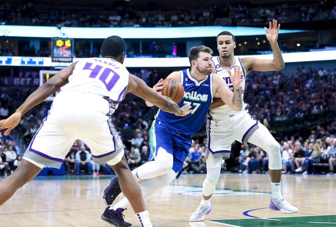 Luka Dončić (77) še vedno upa, da bo četrto sezono zapored igral v končnici lige NBA. FOTO: Kevin Jairaj/USA Today