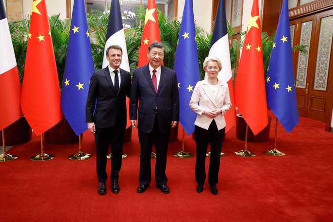 S tem, ko je Emmanuel Macron k skupnemu obisku Pekinga povabil Ursulo von der Leyen, je obisk dobil evropsko razsežnost. FOTO:  Ludovic Marin/AFP