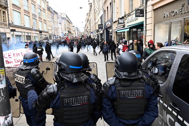 Tudi v Nancyju je francoska policija posredovala proti protestnikom. FOTO: Jean-Christophe Verhaegen/AFP