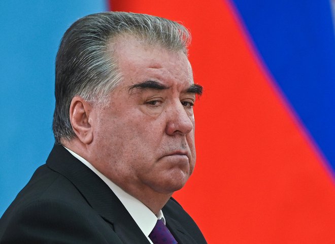 Predsednik Tadžikistana Emomali Rahmon je dal pred nekaj leti sestaviti seznam dovoljenih otroških imen, v boju z revščino pa je vsem učiteljem in javnim uradnikom prepovedal nositi zlate zobne proteze. FOTO: Evgenij Bijatov/Sputnik/Reuters