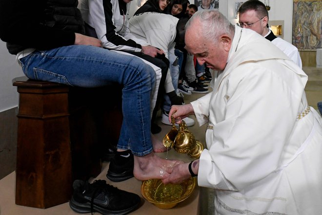 V kazenskem zavodu za mladoletnike Casal del Marmo v Rimu je papež Frančišek med praznovanjem velikega tedna dvanajstim mladim zapornikom umil noge. Foto: Handout/Afp