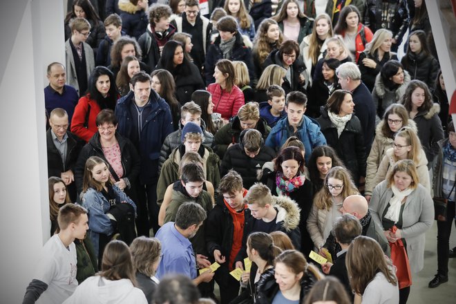 Leta 2008 je število rojstev prešlo mejo 20.000; zdaj se ti otroci vpisujejo v srednje šole. FOTO: Uroš Hočevar