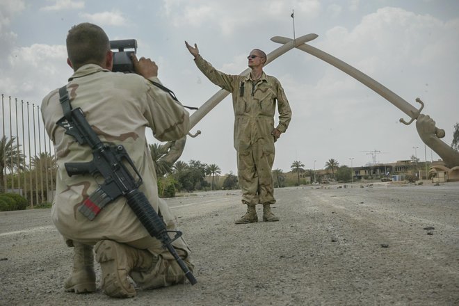 Ameriški vojaki na Sadamovem trgu v središču Bagdada. FOTO: Jure Eržen/Delo