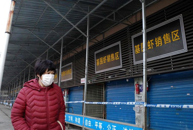 Prva strokovno pregledana raziskava bioloških vzorcev s tržnice Huanan v kitajskem Wuhanu še ne daje dokončnega odgovora o izvoru novega koronavirusa, opozarjajo v raziskavi. FOTO: Noel Celis/AFP