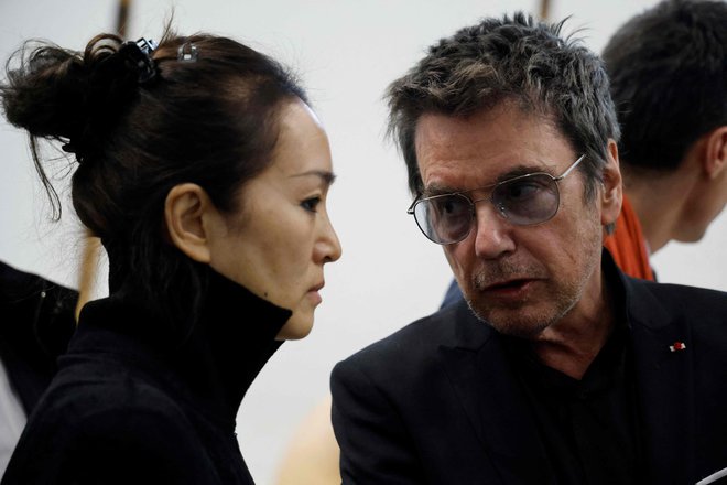 Jean-Michel Jarre z ženo, igralko Gong Li, je del Macronove delegacije v Pekingu. FOTO: Ludovic Marin/AFP