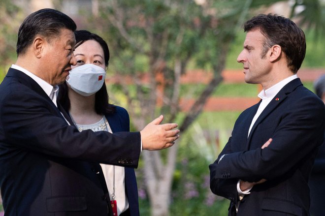 Xi Jinping je bil v Pekingu do obeh ljubezniv, a je bilo kljub temu jasno, da ima z Emmanuelom Macronom boljše odnose kot z Ursulo von der Leyen. FOTO: Jacques Witt/AFP