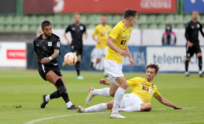 Pred pol leta so Rui Pedro in drugi zeleno-beli prejeli hudo zaušnico v Spodnji Šiški, a so nato v velikem derbiju premagali Mariborčane. FOTO: Blaž Samec/Delo